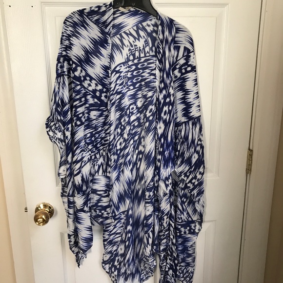 Sweaters - Blue and white design shrug